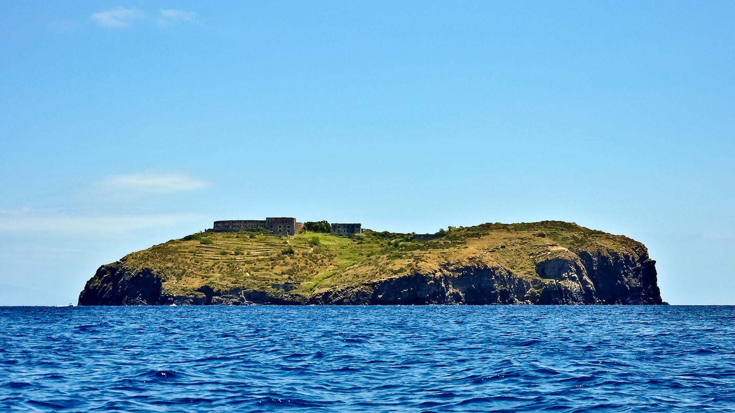 L'isola ritrovata. La storia del carcere di Santo Stefano - RaiPlay