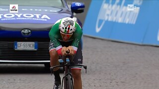 Giro d'Italia 2022 - 21a tappa - Sobrero nettamente primo al traguardo - RaiPlay