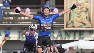 Ciclismo: Giro d'Italia 2022 - Sintesi 19a tappa del 27 05 2022: Marano Lagunare-Santuario di Castelmonte - RaiPlay