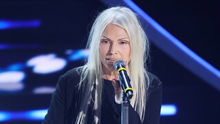 Sanremo 2023 prima serata Anna Oxa canta 'Sali' - RaiPlay