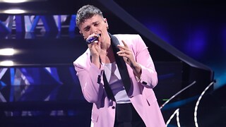 Sanremo 2023 prima serata Olly canta 'Polvere' - RaiPlay