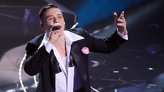 Sanremo 2023 serata finale Olly canta 'Polvere' - RaiPlay