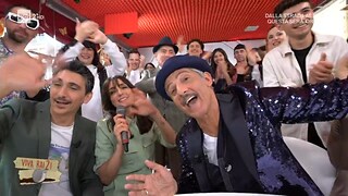 Viva Rai2! - Ambra e Fiorello dal vivo in "T'appartengo", il nuovo canto di protesta - RaiPlay