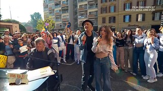 Viva Rai2! - Con Beppe Carletti al piano, Fiorello e Angelina Mango cantano "Io vagabondo" - RaiPlay