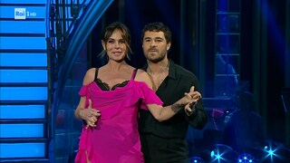 Ballo di spareggio: Paola Perego e Angelo Madonia - Ballando con le Stelle 25/11/2023 - RaiPlay
