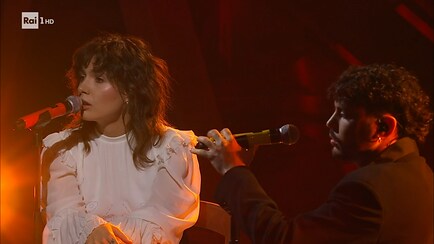 Festival di Sanremo 2023 - Madame con Izi canta 'Via del campo' - Video -  RaiPlay